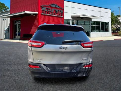 Used 2016 Jeep Cherokee Latitude w/ Safety/Convenience Group AWD/4WD image 3