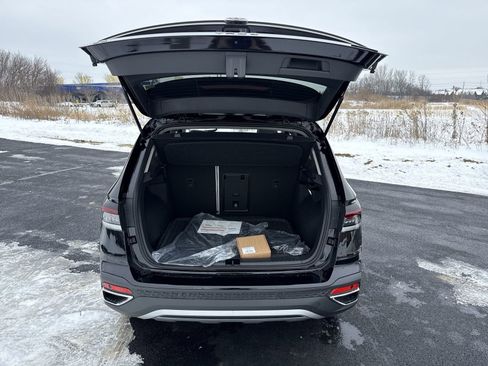 New 2026 Volkswagen Taos SE image 24