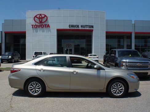 Used 2017 Toyota Camry LE FWD image 1