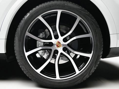 Used 2019 Porsche Cayenne Turbo w/ Premium Plus Package image 37