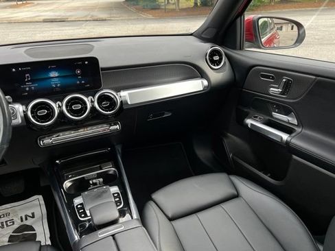 Used 2020 Mercedes-Benz GLB 250 4MATIC w/ Premium Package image 28