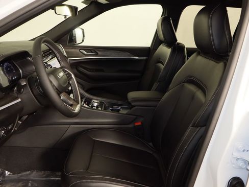 New 2025 Jeep Grand Cherokee Limited image 15