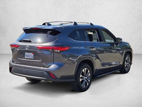 Used 2023 Toyota Highlander XLE FWD image 5