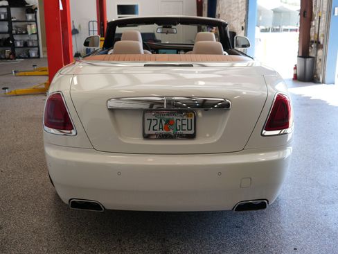 Used 2017 Rolls-Royce Dawn image 23