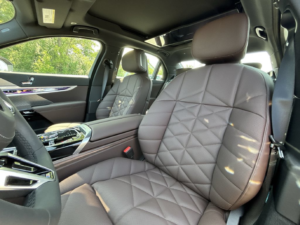 Used 2026 BMW 740i xDrive w/ Premium Package AWD/4WD image 13