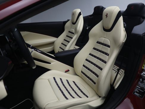 Certified 2025 Ferrari Roma Spider RWD image 15