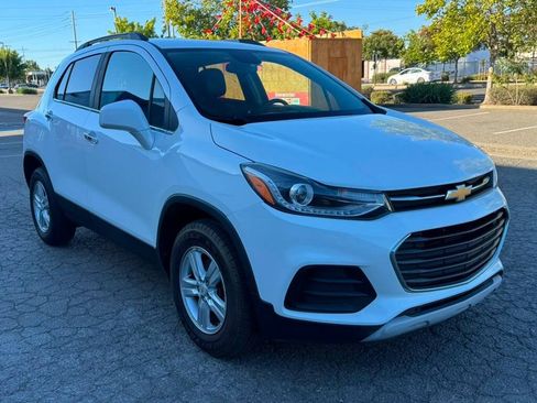 Used 2017 Chevrolet Trax LT w/ Sun & Sound Package AWD/4WD image 3