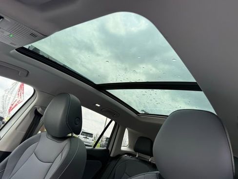 Certified 2025 Volkswagen Tiguan SE w/ Panoramic Sunroof Package image 15