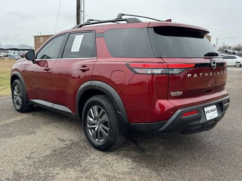 Used 2023 Nissan Pathfinder SV image 4