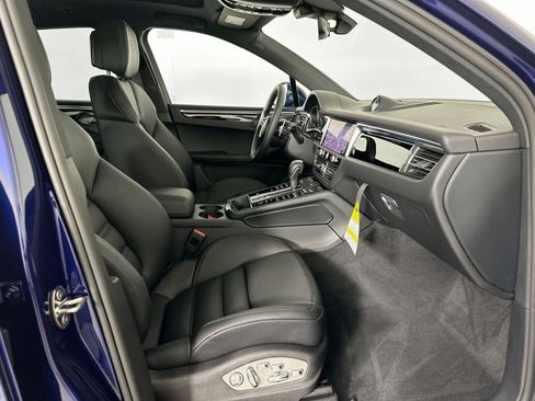 Certified 2025 Porsche Macan image 28