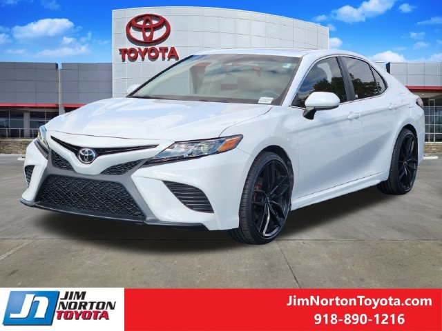 Used 2018 Toyota Camry SE w/ Moonroof Package FWD image 4