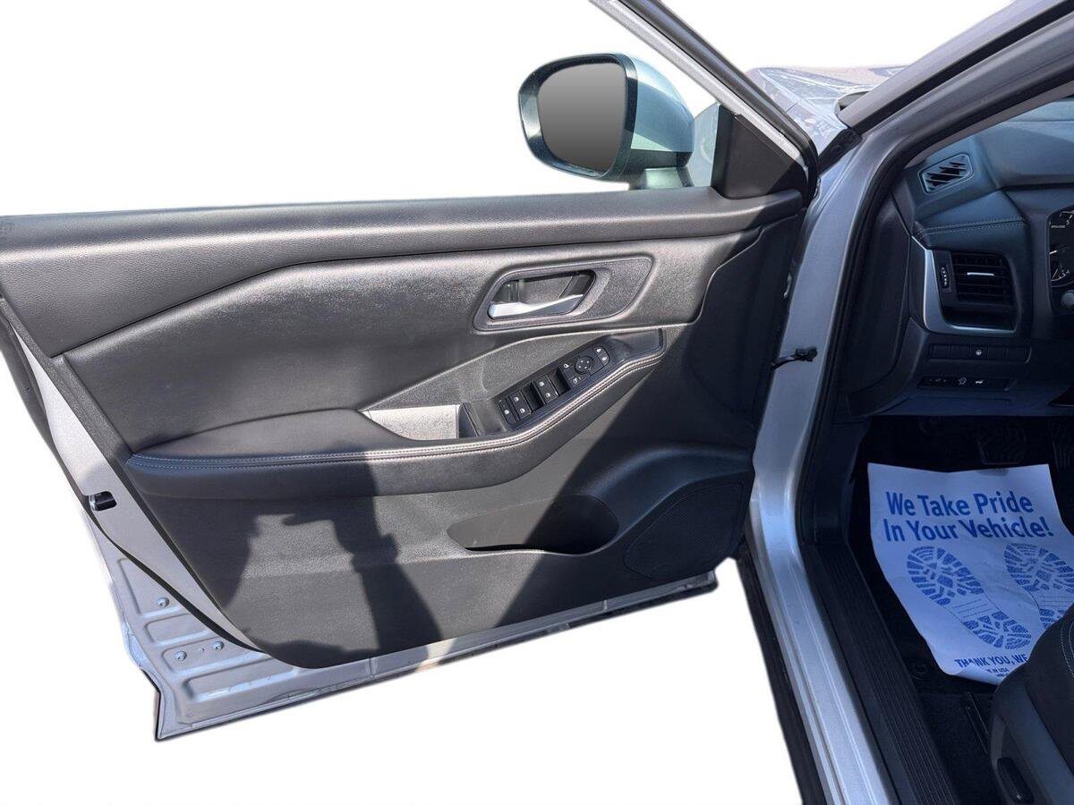 Used 2024 Nissan Rogue SV AWD/4WD image 18