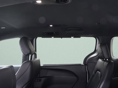 Used 2025 Chrysler Pacifica Select FWD image 30