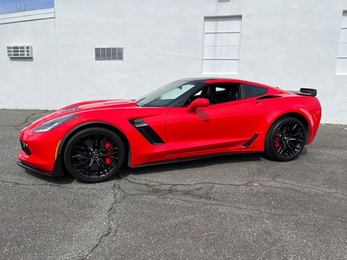 Used 2015 Chevrolet Corvette Z06 w/ 3LZ Preferred Equipment Group image 4