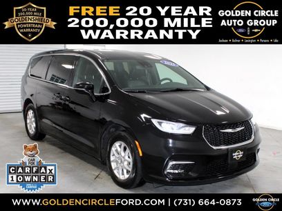 Used 2025 Chrysler Pacifica Select