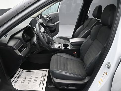 Used 2023 Mitsubishi Outlander SE AWD/4WD image 15