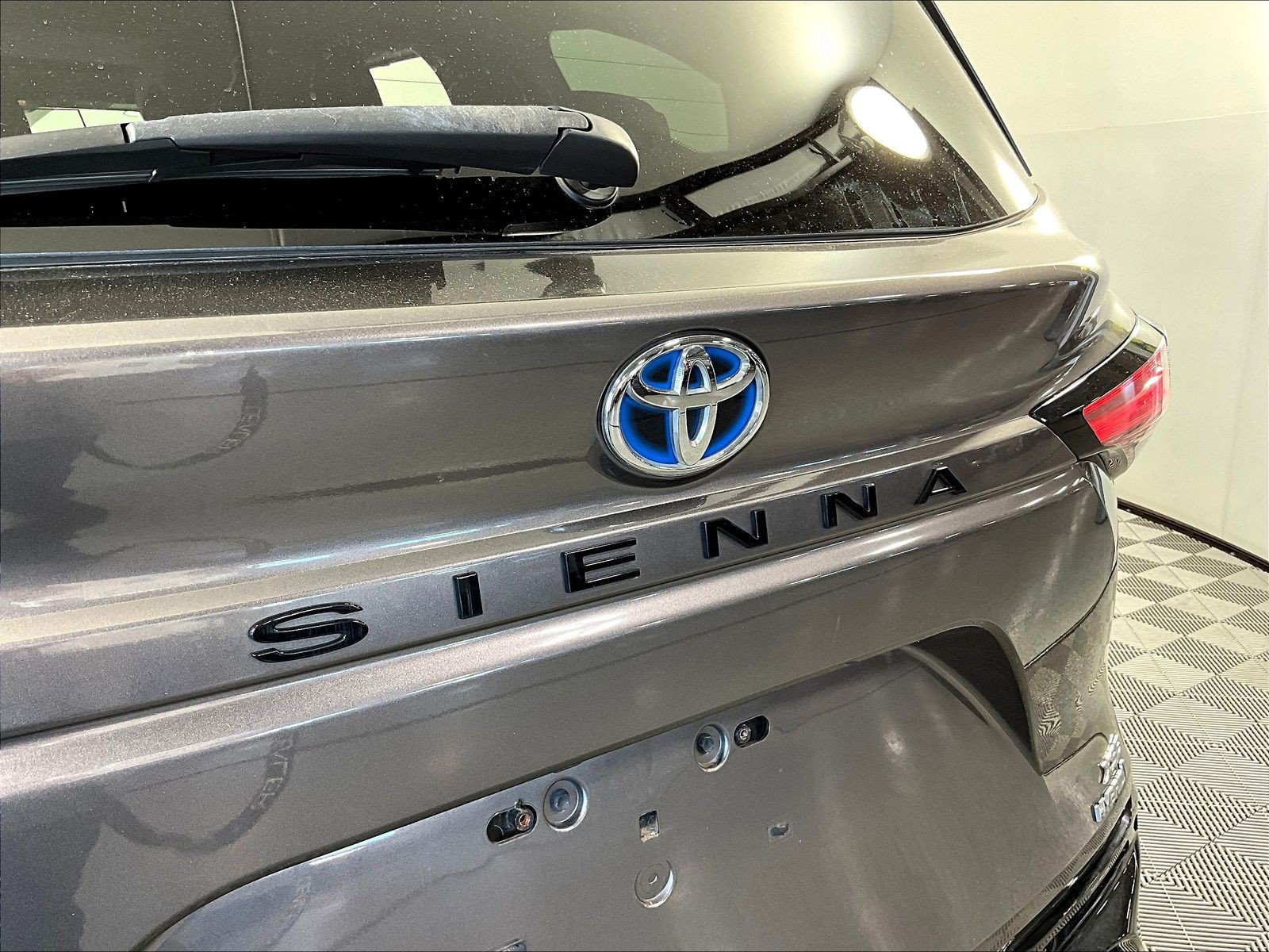 Used 2021 Toyota Sienna XSE FWD image 22
