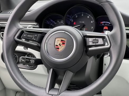 Certified 2025 Porsche Macan image 22