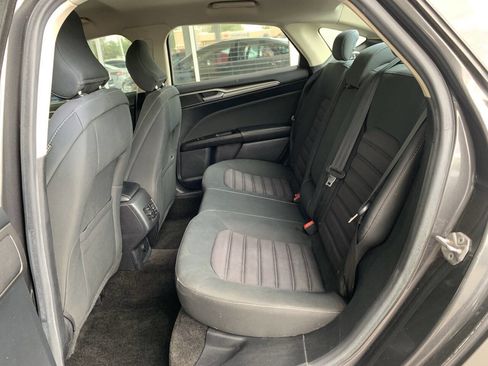 Used 2017 Ford Fusion SE w/ Fusion SE Technology Package FWD image 8