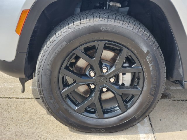 Used 2025 Jeep Grand Cherokee Altitude RWD image 10