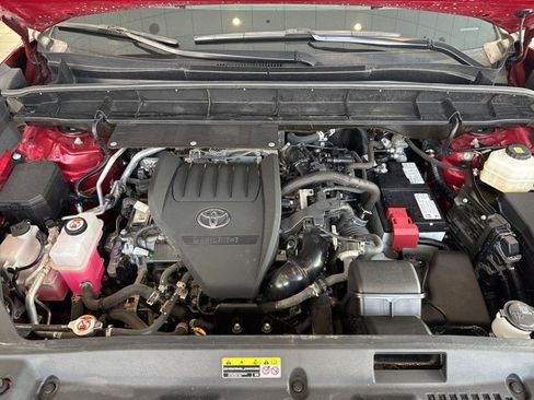 Used 2023 Toyota Highlander XLE image 2