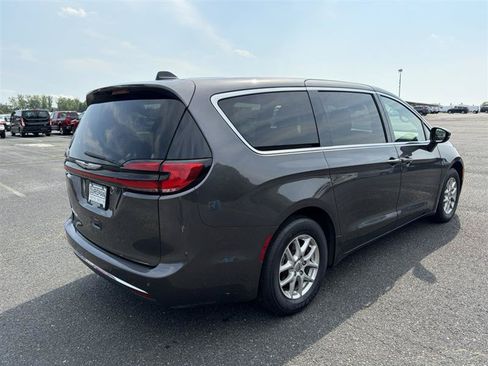 Used 2023 Chrysler Pacifica Touring-L FWD image 6
