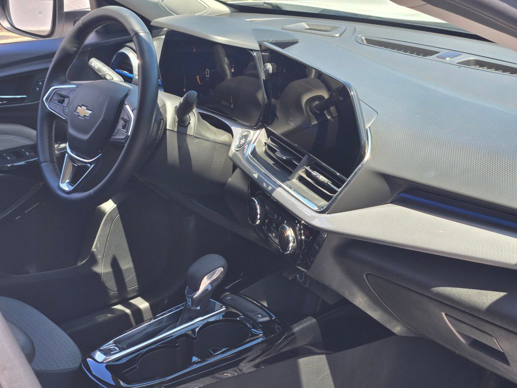 Certified 2025 Chevrolet Trax LT w/ LT Convenience Package FWD image 8
