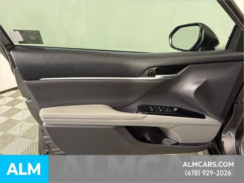 Used 2019 Toyota Camry XLE image 18