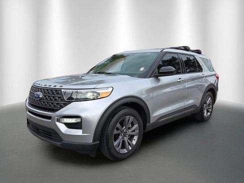 Used 2022 Ford Explorer XLT w/ Equipment Group 202A RWD image 2