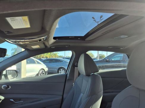 Used 2025 Hyundai Elantra SEL image 12