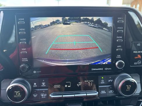 Used 2020 Toyota Highlander LE image 25