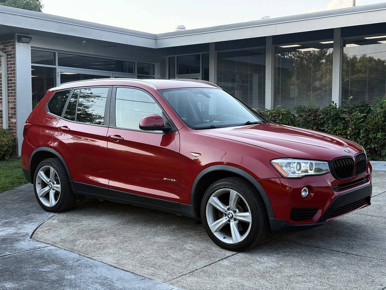 Used 2017 BMW X3 sDrive28i RWD image 3