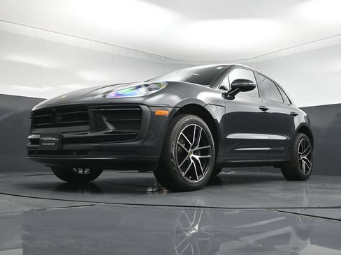 Certified 2025 Porsche Macan AWD/4WD image 24