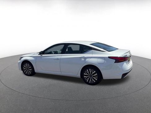 Used 2025 Nissan Altima 2.5 SV FWD image 10