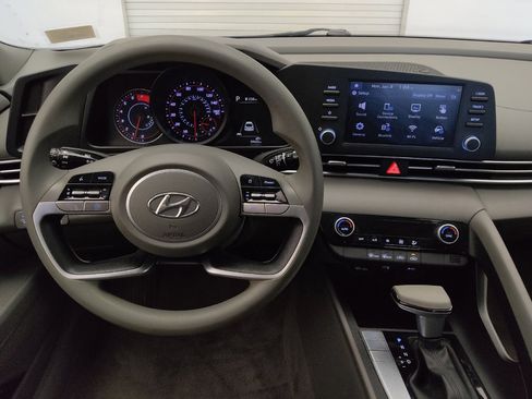 Used 2023 Hyundai Elantra SEL w/ Preferred Accessory Package FWD image 22