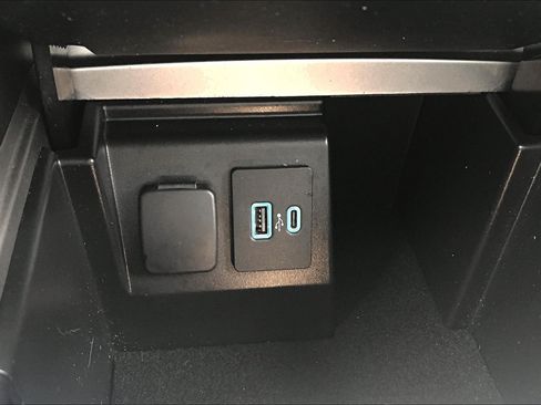 Used 2021 Ford Explorer XLT AWD/4WD image 33