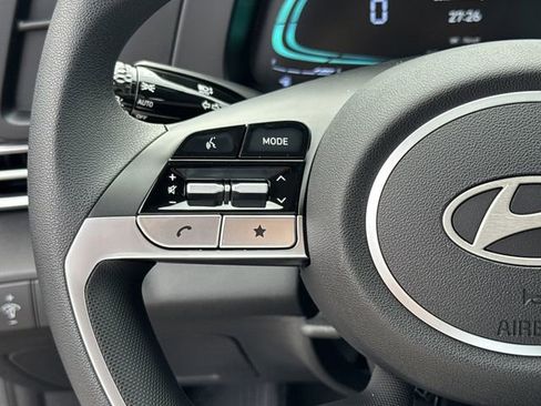 Used 2025 Hyundai Elantra Blue image 17