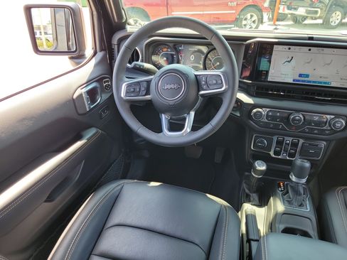 Used 2026 Jeep Wrangler Unlimited Sahara AWD/4WD image 16