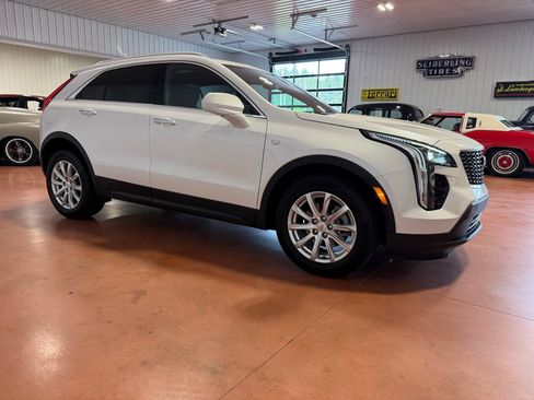 Used 2023 Cadillac XT4 Luxury w/ Cold Weather Package AWD/4WD image 9
