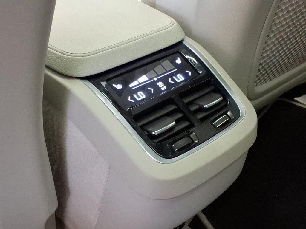 Used 2016 Volvo XC90 T6 Momentum AWD/4WD image 21