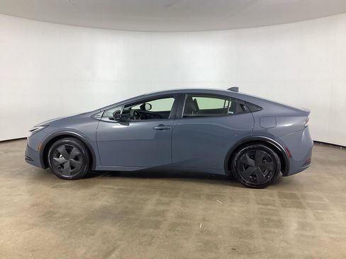 Used 2025 Toyota Prius LE FWD image 8