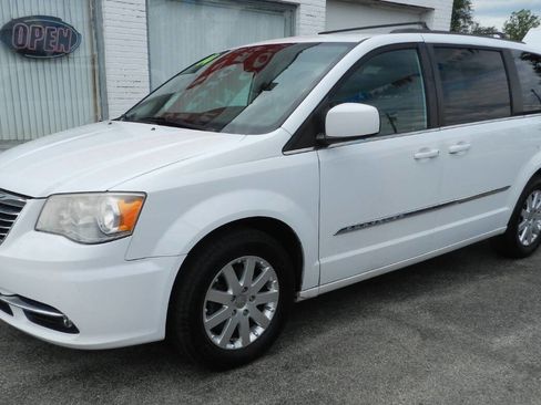 Used 2014 Chrysler Town & Country Touring image 3