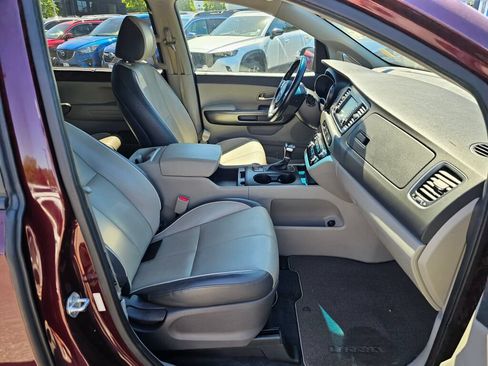 Used 2017 Kia Sedona LX w/ LX Essentials Premium Package FWD image 29