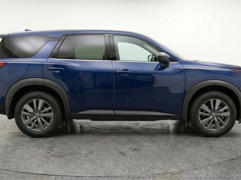 Used 2025 Nissan Pathfinder SV image 11