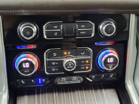 Used 2022 GMC Yukon XL Denali w/ Advanced Technology Package image 18