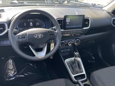 Certified 2025 Hyundai Venue SE image 6