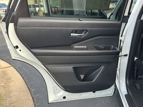 Used 2024 Nissan Pathfinder SL image 15