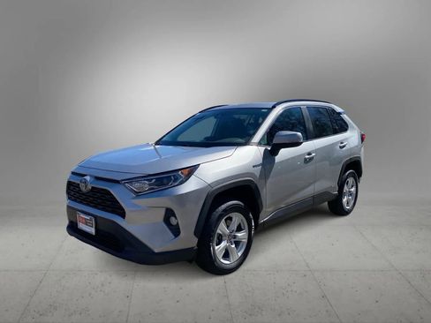 Used 2021 Toyota RAV4 XLE w/ Convenience Package image 4