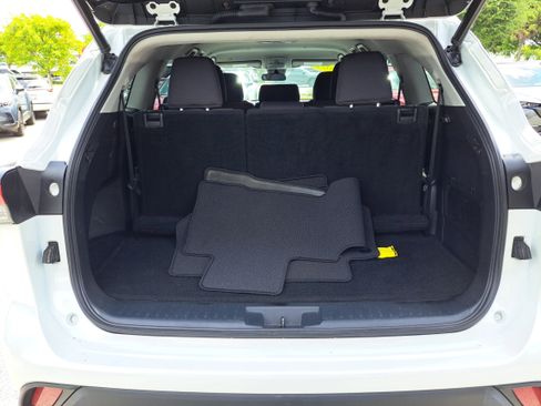 Used 2022 Toyota Highlander LE image 5