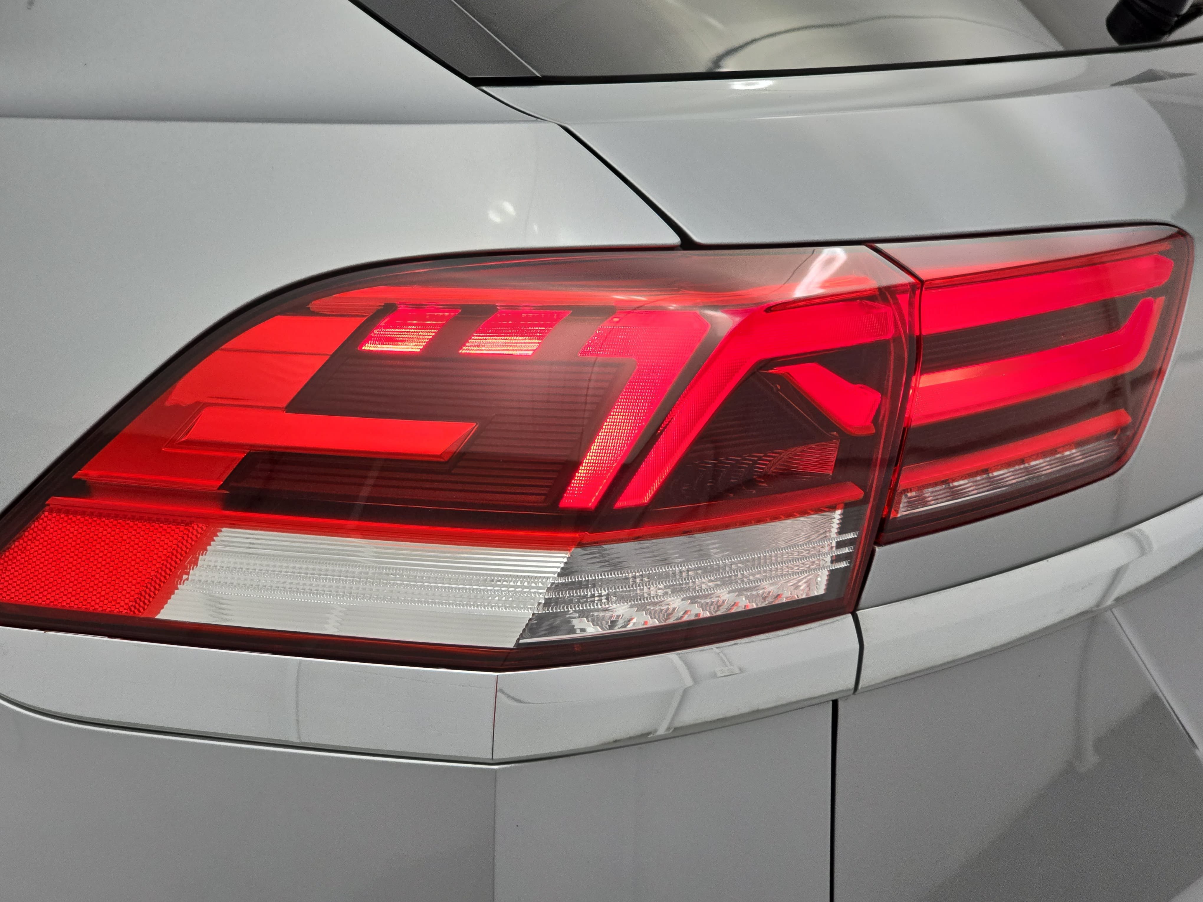 Used 2020 Volkswagen Atlas Cross Sport SE w/ Panoramic Sunroof Package FWD image 35